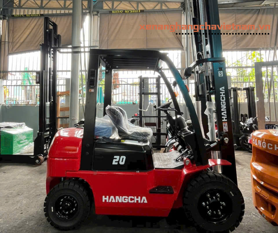 xe nâng dầu 2 tấn