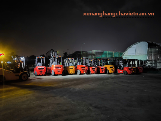 xe nâng chui container