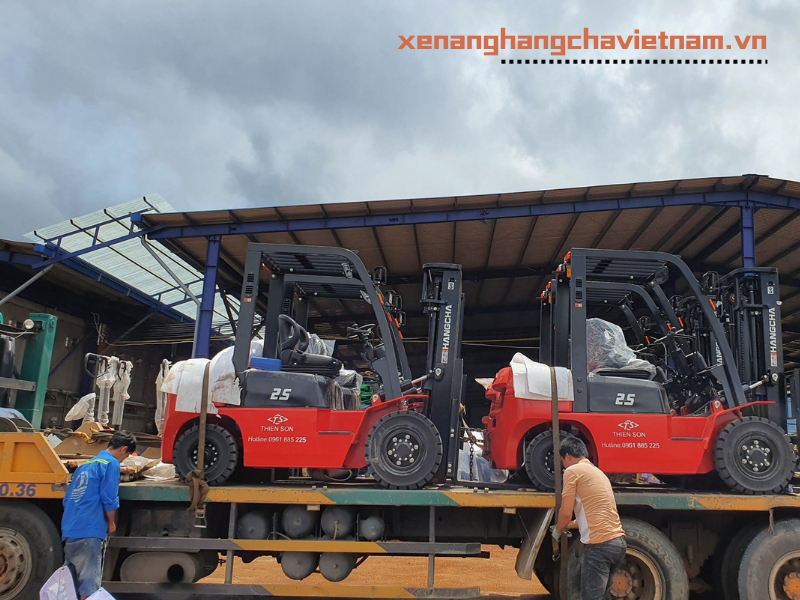 xe nâng trong quân đội