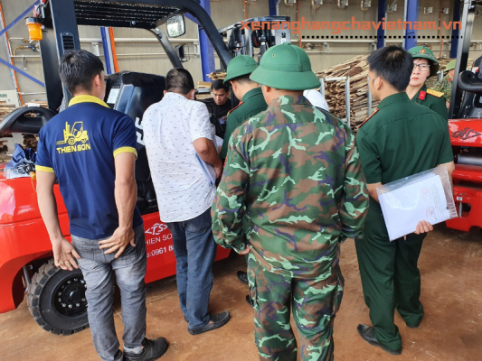 xe nâng cho quân đội