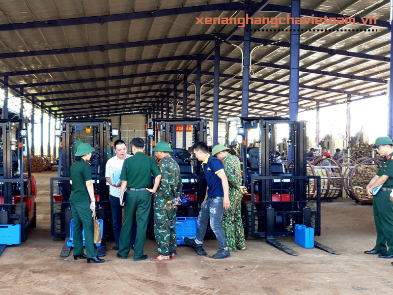 xe nâng cho quân đội